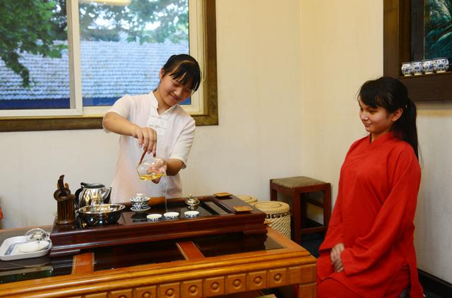 学生正在练习茶艺